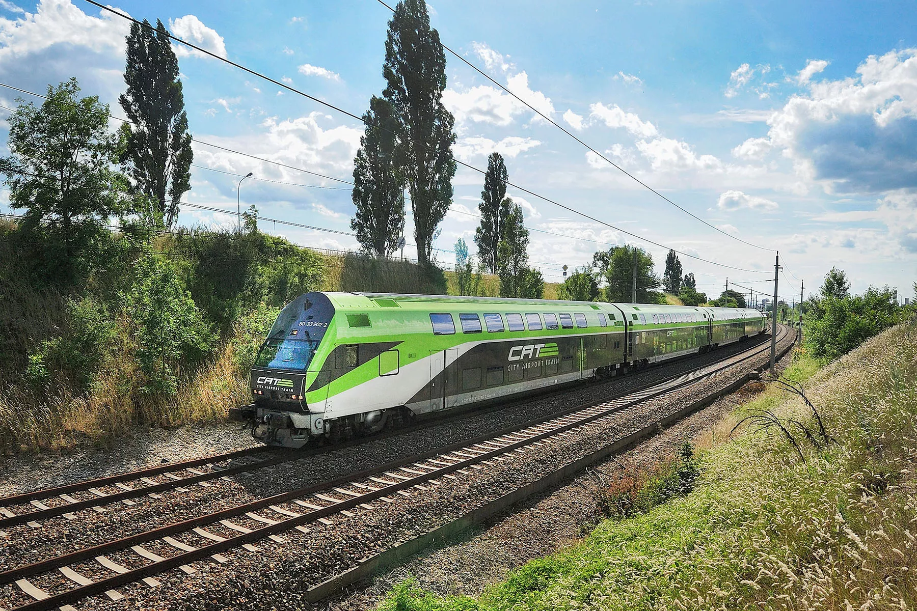 Außenaufnahme des City Airport Train auf der Strecke_C-CAT Zinner